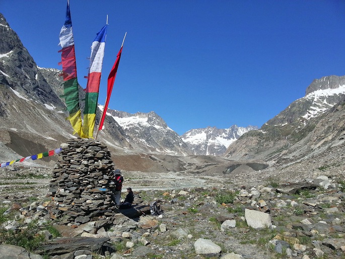 'Gletscherweib mit neuen Gebetsfahnen' von Peter Anderegg